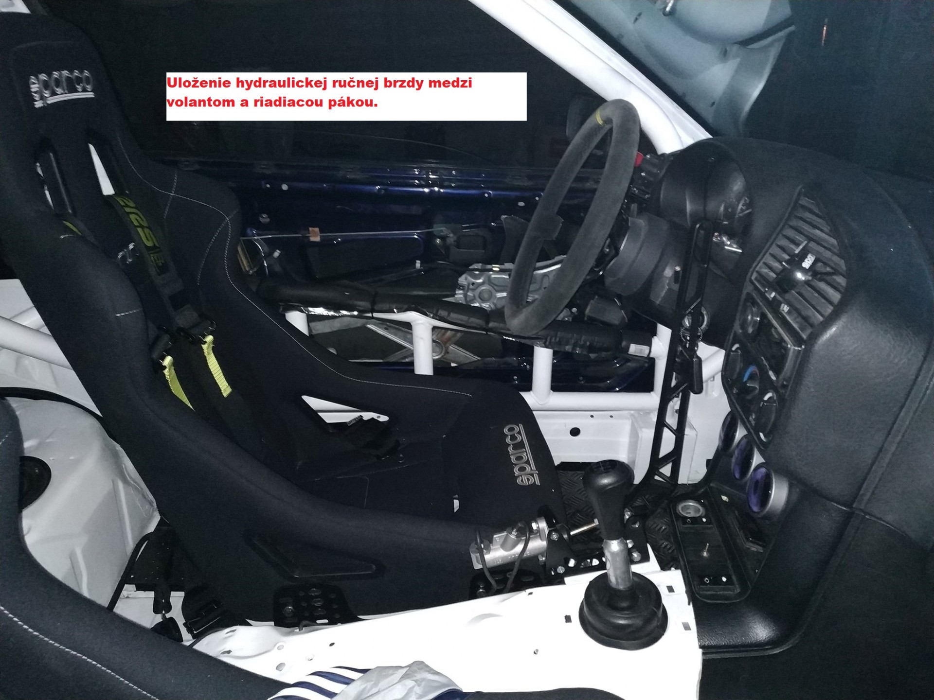 hydraulische Handbremse zwischen Lenkrad und Schalthebel